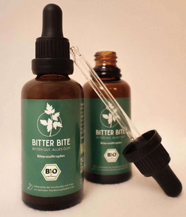 Braune Flaschen mit Tropfer, beschriftet mit "Bitter Bite", Bio-Produkt.